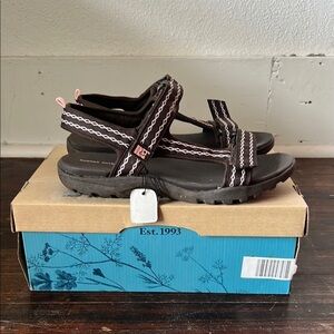 NIB Rugged Outback Brown Riva Sandals Womens 10